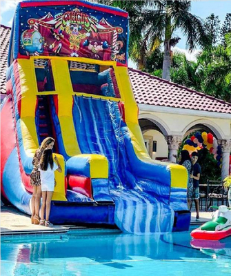 Moderne eenvoudige betaalbare commerciële opblaasbare waterslide en kinderbouncehuis