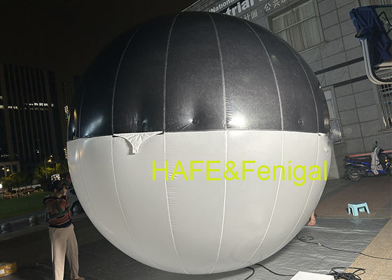 Filmmakers hangen opblaasbare LED-gloeiende twee-kleurige ballonnen